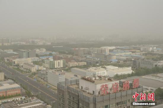 图为北京亦庄地区天空被沙尘笼罩（资料图）。中新社记者 崔楠 摄