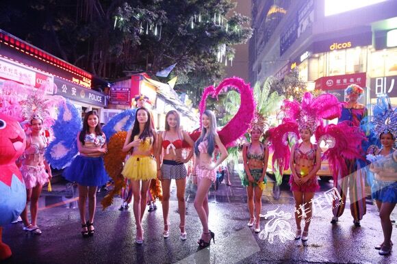 享美食听摇滚看走秀 快来感受较场口夜市的fre