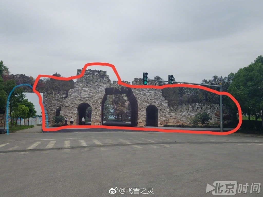 上海松江现断头路 墙壁画逼真城门易引发交通
