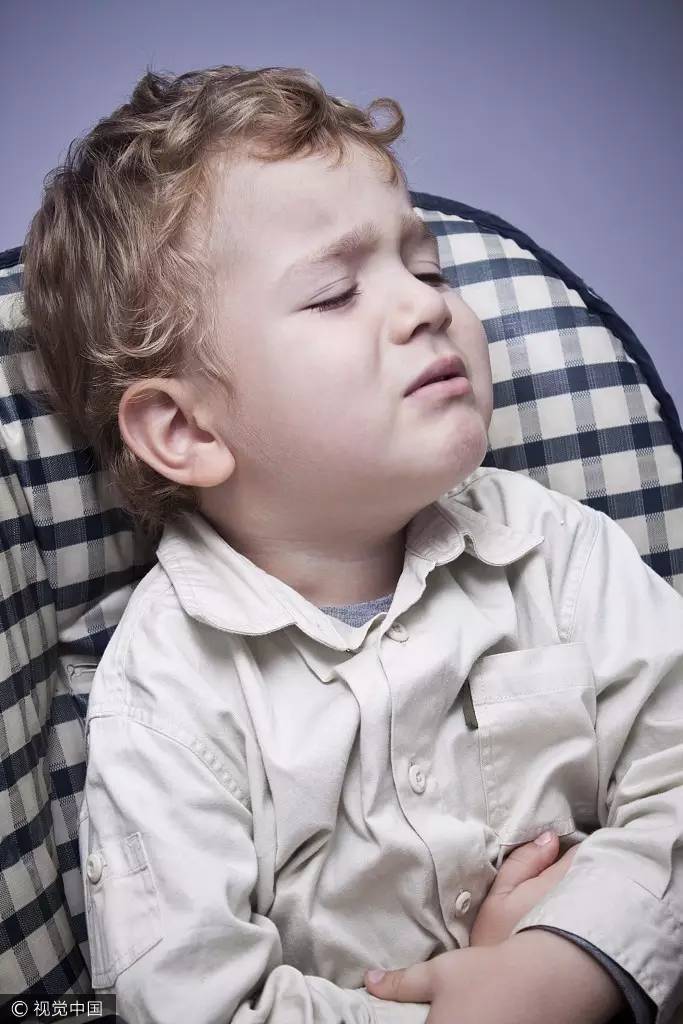 妈妈,我肚子疼!吃不下饭!8岁男孩上急诊,妈妈却发现事情不简单