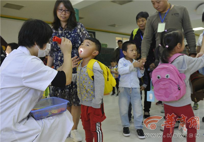 实拍西安幼儿园开学第一天 有一种爱叫放手|幼