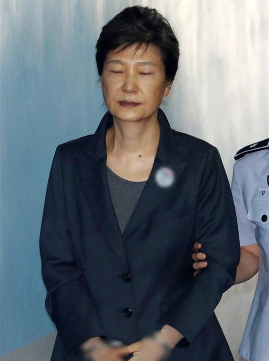 9月1日，朴槿惠出庭受审走路犯困