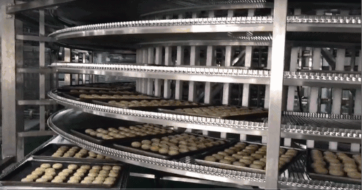 小编由专业技师的指导,做了下温度检测 把自动测温计插入烘烤月饼的