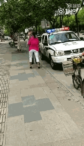 上海 警察绊摔女子 通报:民警记大过 对女子警告