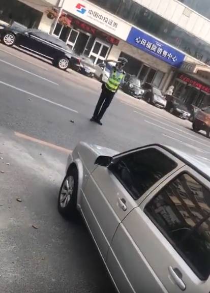 面对违停,一名交警敬礼,直到司机挪车!网友观点