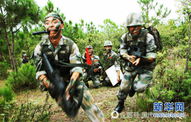 就算我们的战士是超人,我也不相信在快速运动中叼着锋利的匕首有什么实际战术意义