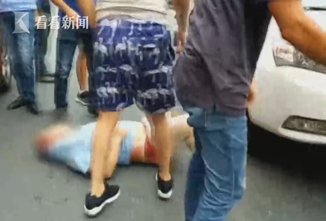 视频｜热心市民齐上阵 合力抬车营救车祸伤者