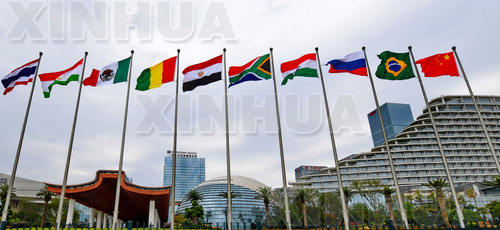 9月2日，厦门国际会议中心前各国国旗迎风飘扬。（新华社记者张国俊摄）