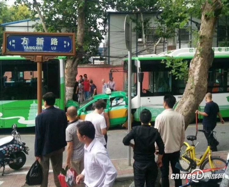 西安一出租車被公交追尾。
