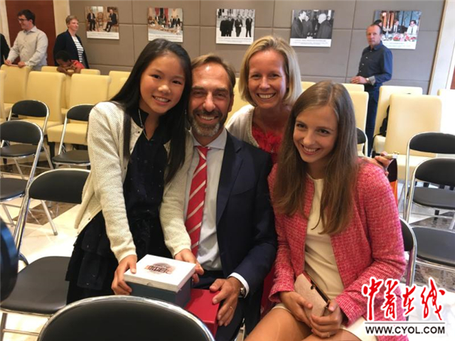 中国驻比利时使馆喜迎收养中国儿童家庭回家省