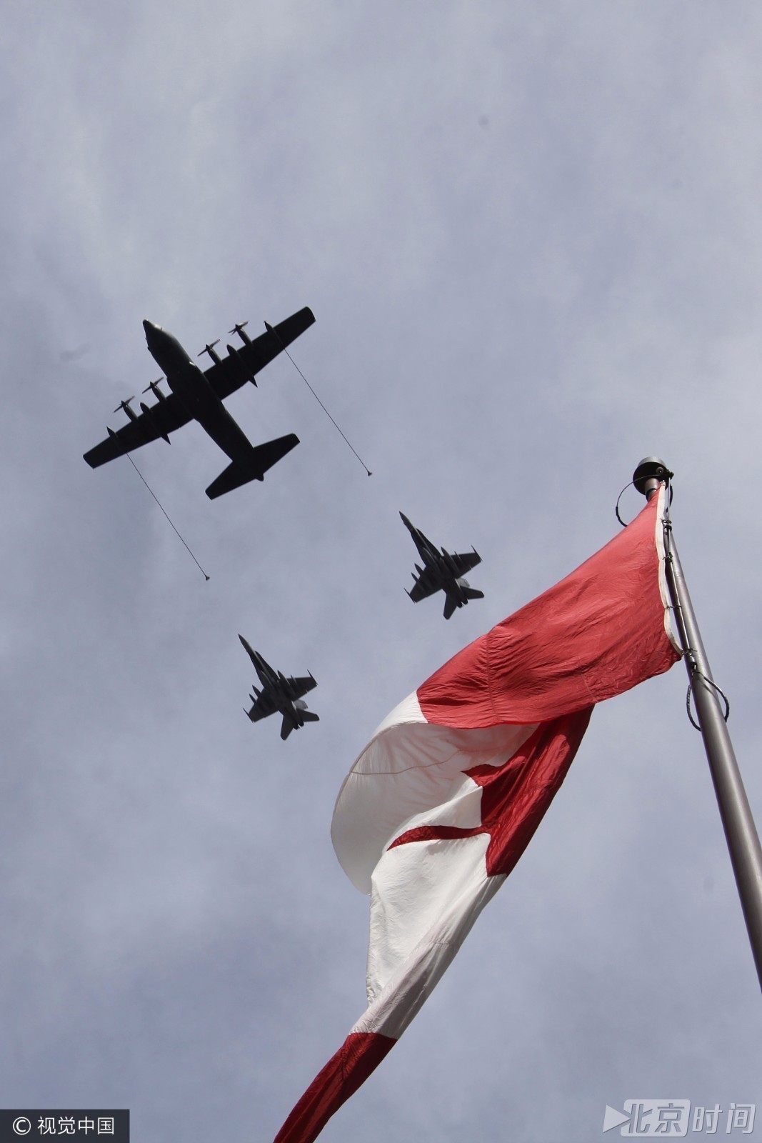 加拿大皇家空军启用新一代旗帜 举行空中军机