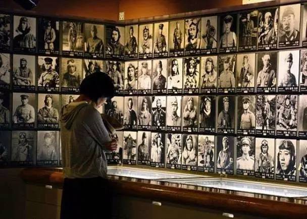 图注:今天的日本,依旧沉迷于军国旧梦,参拜靖国神社甚至为“神风敢死队”申遗。图为一名日本人在神风特攻队员像前。
