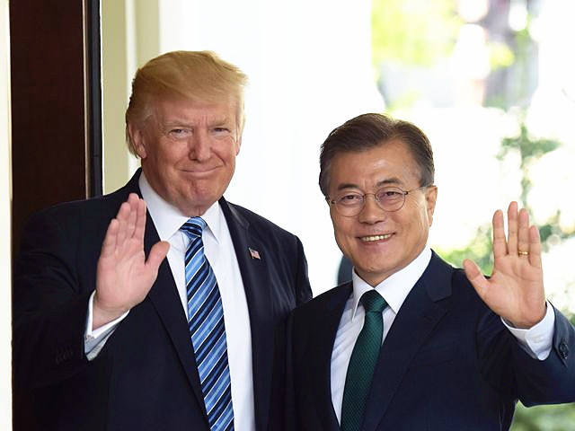 6月30日,美国总统特朗普(左)在白宫迎接到访的韩国总统文在寅。(新华社记者殷博古摄)