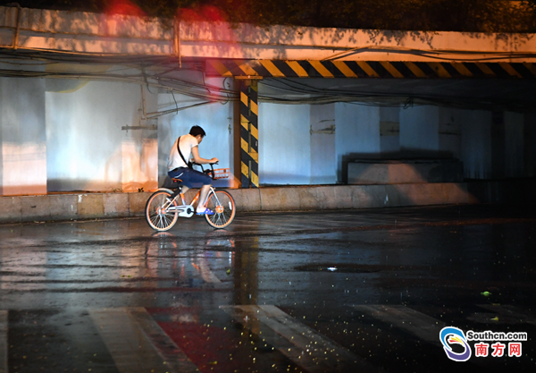 台风玛娃让广州瞬间清凉 很多市民冒雨前行