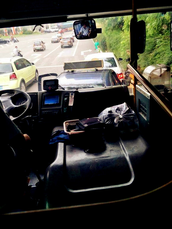 公交车刹车失灵 造成多车连撞玉米撒一地|玉米