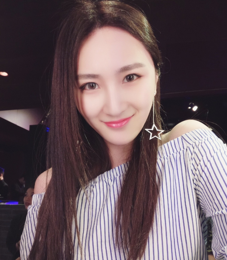 坐王俊凯床被骂的姑娘，竟然是个178cm、有着百万粉丝的网红！