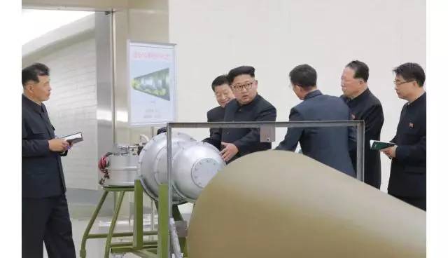 ▲金正恩对新的核武器项目进行了视察和指导（朝中社供图）