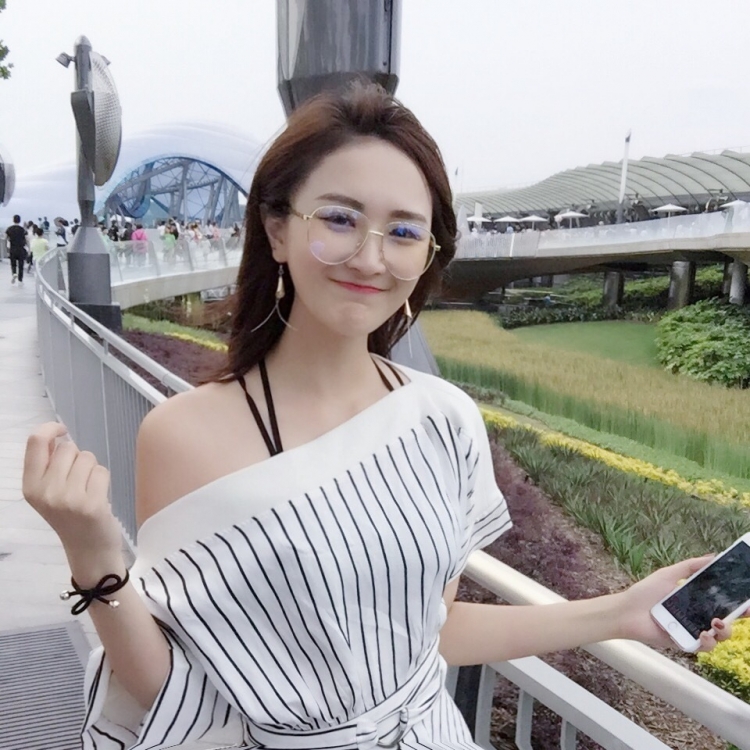 坐王俊凯床被骂的姑娘，竟然是个178cm、有着百万粉丝的网红！