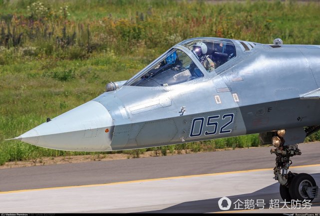 苏-57的加工工艺确实挫了点，和F-22还有歼-20完全没法比。身上到处坑坑洼洼的不怪印度人不买账