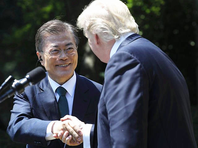 6月30日,美国总统特朗普(右)在白宫举行的联合新闻会上与韩国总统文在寅握手。(新华/路透)