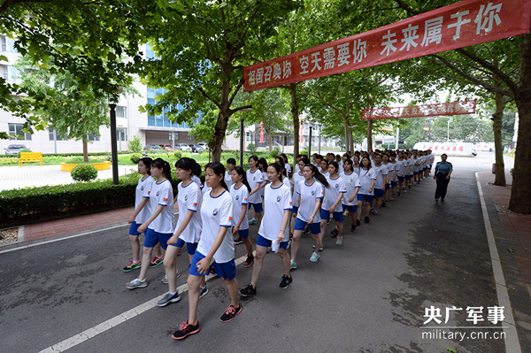 上百名女高中毕业生在北京空军招飞检测基地参加定选检测。