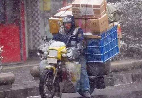 这个外卖小哥谁认识?只因为他说了一句话,瞬间