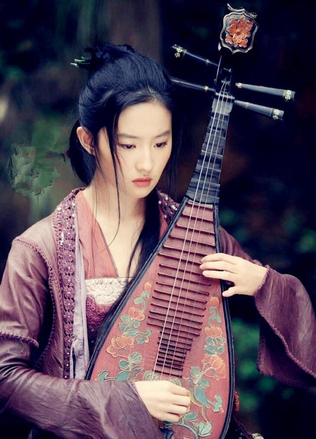 杨幂在《王昭君》中弹琵琶片段让人心醉!而刘涛抚琴靠颜值在撑?