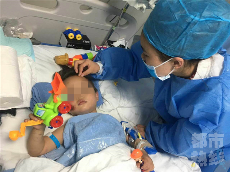 3岁女童因车祸截肢 治疗费让其家庭捉襟见肘