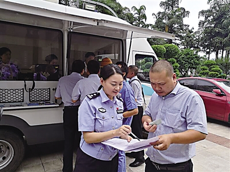 流动车管所开进民企厂区 员工几分钟就可换驾
