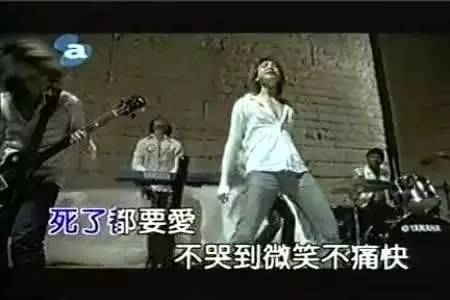 隔壁包房的“红梅花儿开”盖过了这边的“死了都要爱”大爷大妈已经快承包了KTV的下午场! 