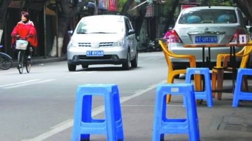 过夜9元!包月250元!昆明首设夜间限时停车位!