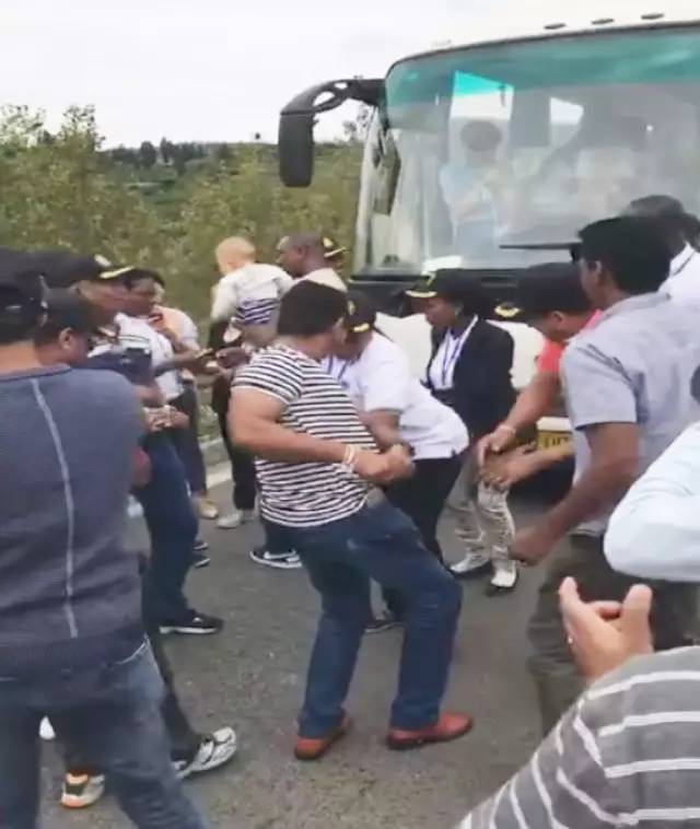 昆石高速堵车 一群歪果仁朋友在高速尬起了舞