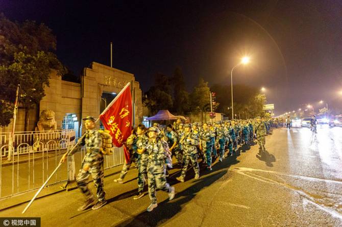 厉害了!清华新生军训,夜间拉练20公里