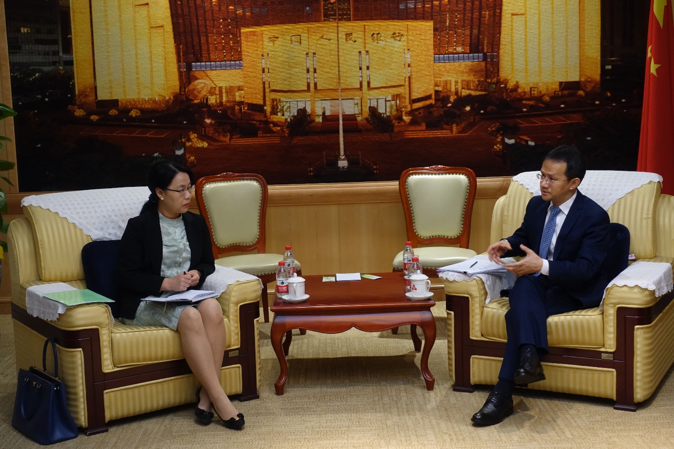 中国人民银行副行长殷勇（右）与AMRO主任常军红会谈