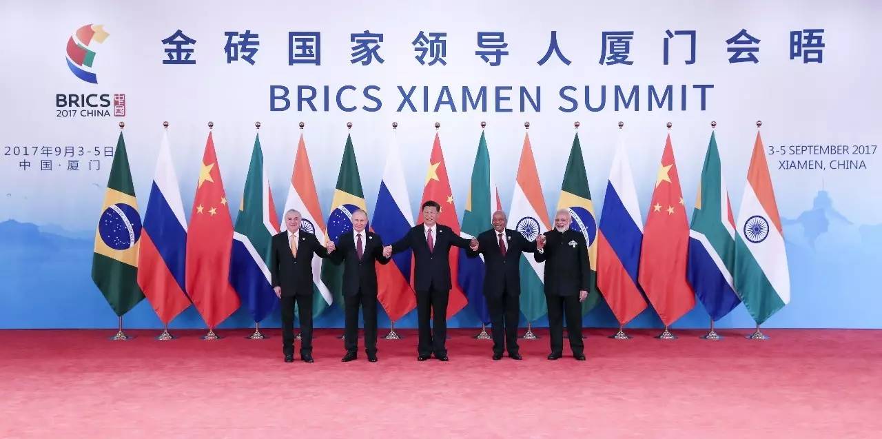 ▲9月4日,金砖国家领导人第九次会晤在厦门开幕。中国国家主席习近平主持会晤。这是金砖国家领导人集体合影。