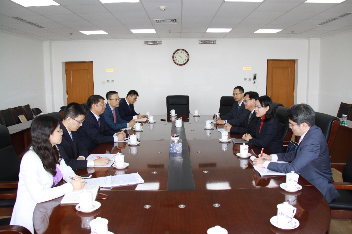 中国财政部副部长史耀斌与AMRO主任常军红一行会谈