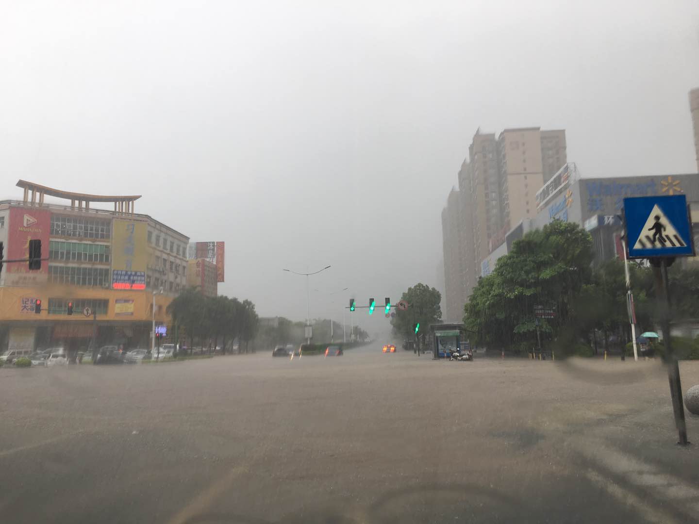 周一早高峰持续降雨 东莞 全城堵车 |东莞|降雨