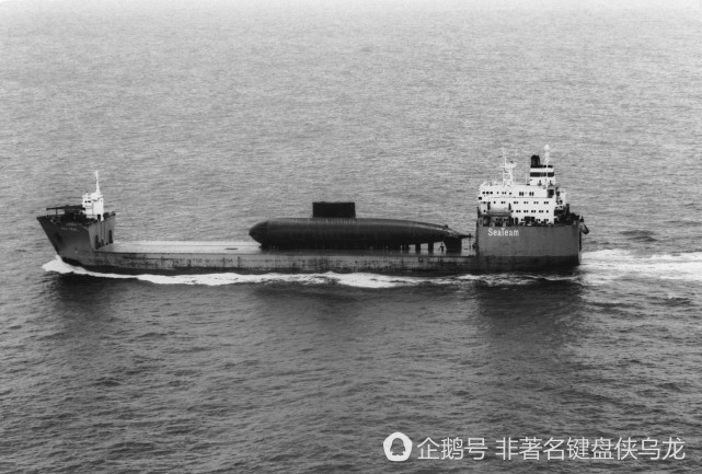 1995年，半潜船上回国途中的我海军877型潜艇