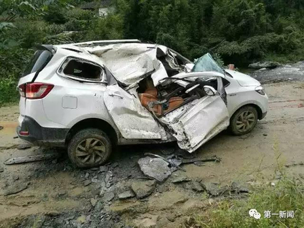 陕西扶贫干部工作途中被掉落山石砸中 2死1重伤