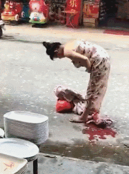 当街临盆,生在地上后抱娃拎菜走人,网友:真的呱