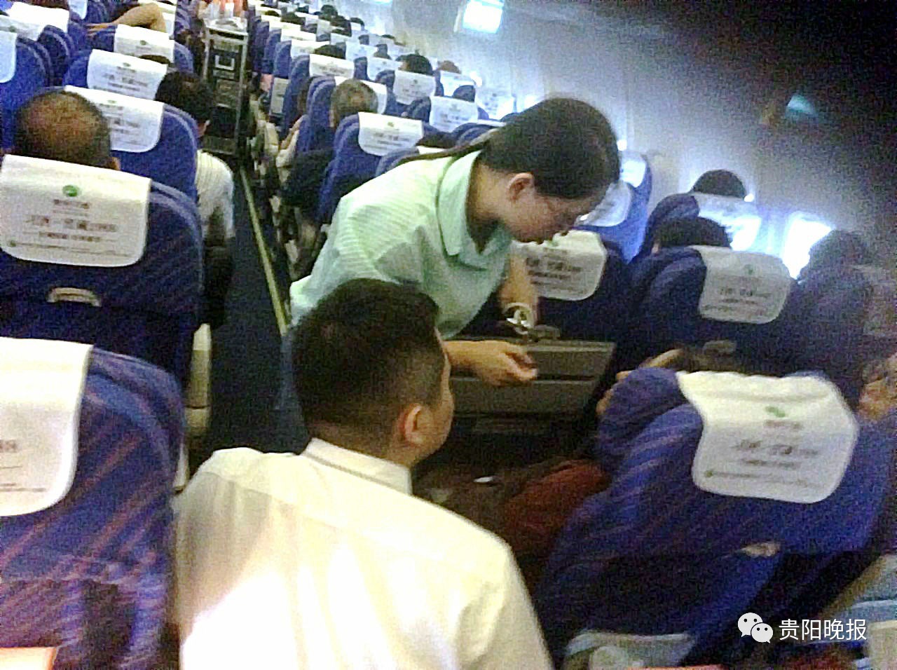 飞往贵阳的航班上,女子突然狂吐不止大小便失