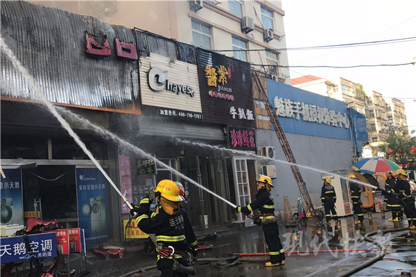 电器卖场突发火灾 消防官兵奋战4小时才扑灭