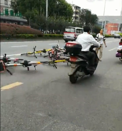 女子将共享单车扔路中间:我不方便就都别方便