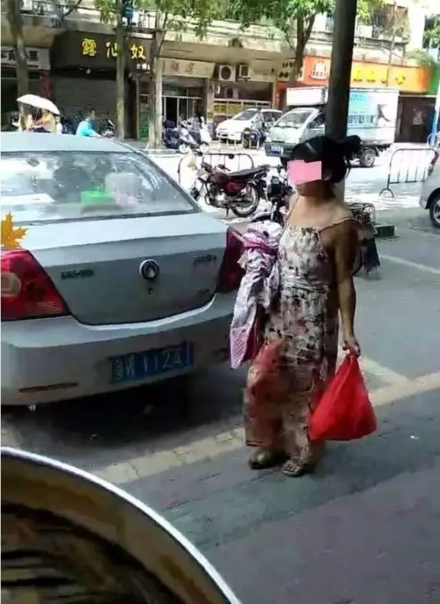 惊呆!女子大街上站着生娃,羊水撒了一地……事后竟淡定拎菜回家!