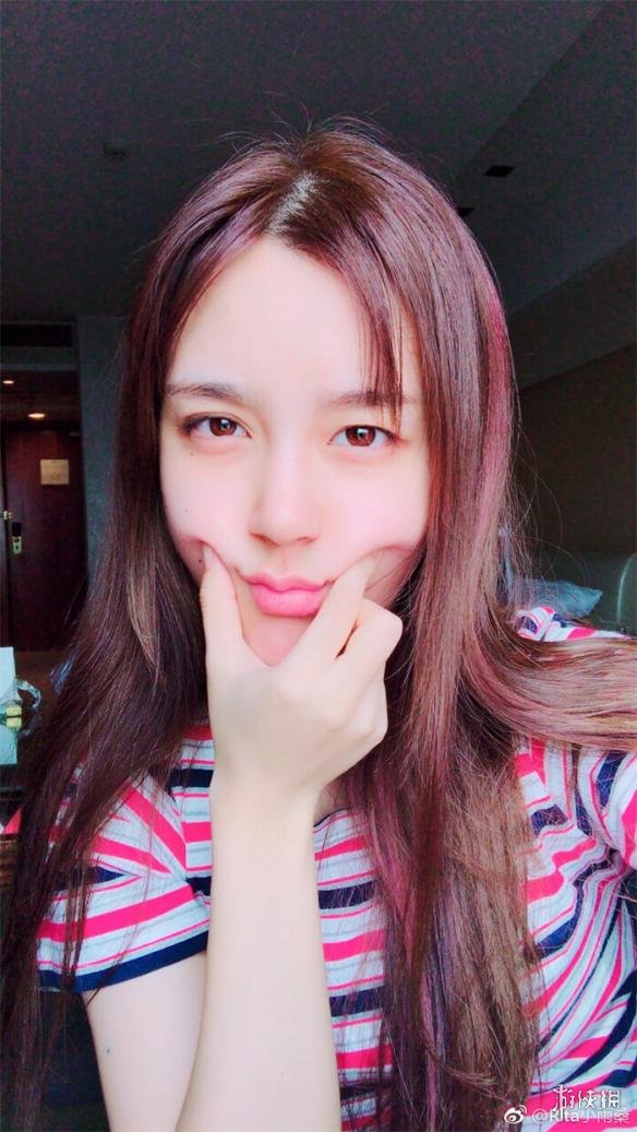LOL美女解说Rita曝素颜美照 网友表示实在太美