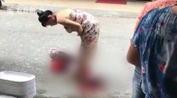 视频|孕妇当街产子后竟抱娃淡定回家 两年前因