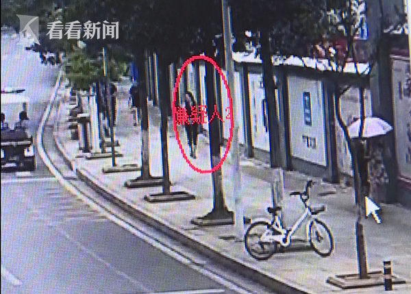 e5b447c4bb375e59fcbeab03618c9bac.png 视频|三女一男分工明确疯狂作案 专挑女性下手实施扒窃