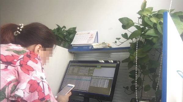  ▲8月25日上午，一名员工打开患者资源库，准备给患者打电话。 图片来自新京报