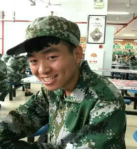 新生神似王宝强 军训身着迷彩装连牙齿都一模