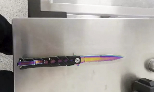 带刀乘地铁被查,在青岛他是第一个!被查后撒泼